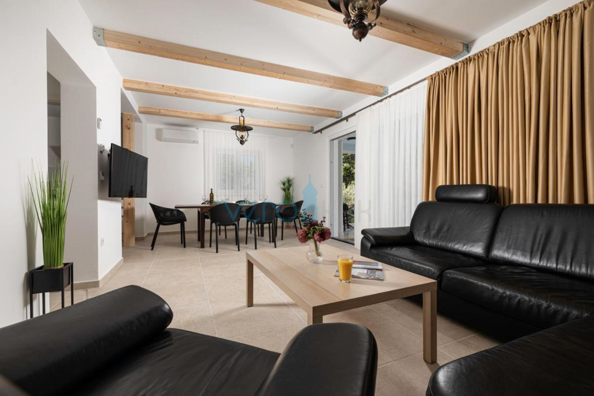 Mesto Krk, mediteranska vila z bazenom na odlični lokaciji, prodamo