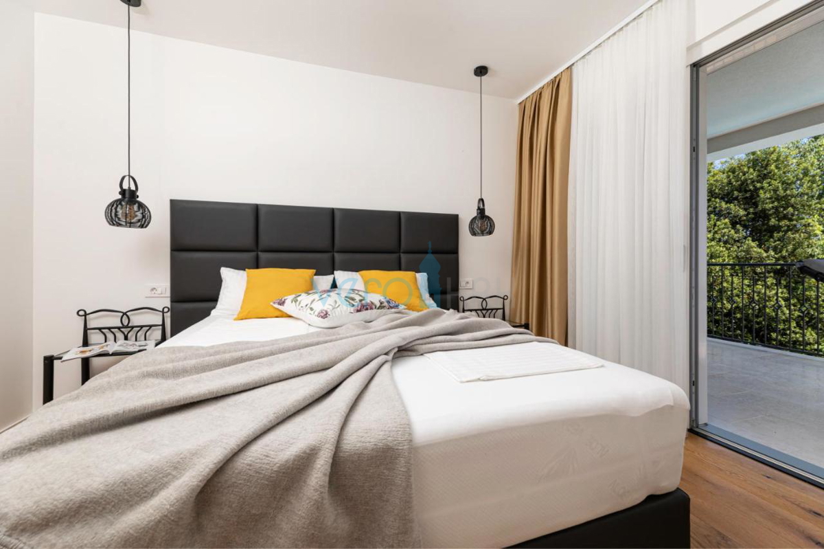 Mesto Krk, mediteranska vila z bazenom na odlični lokaciji, prodamo