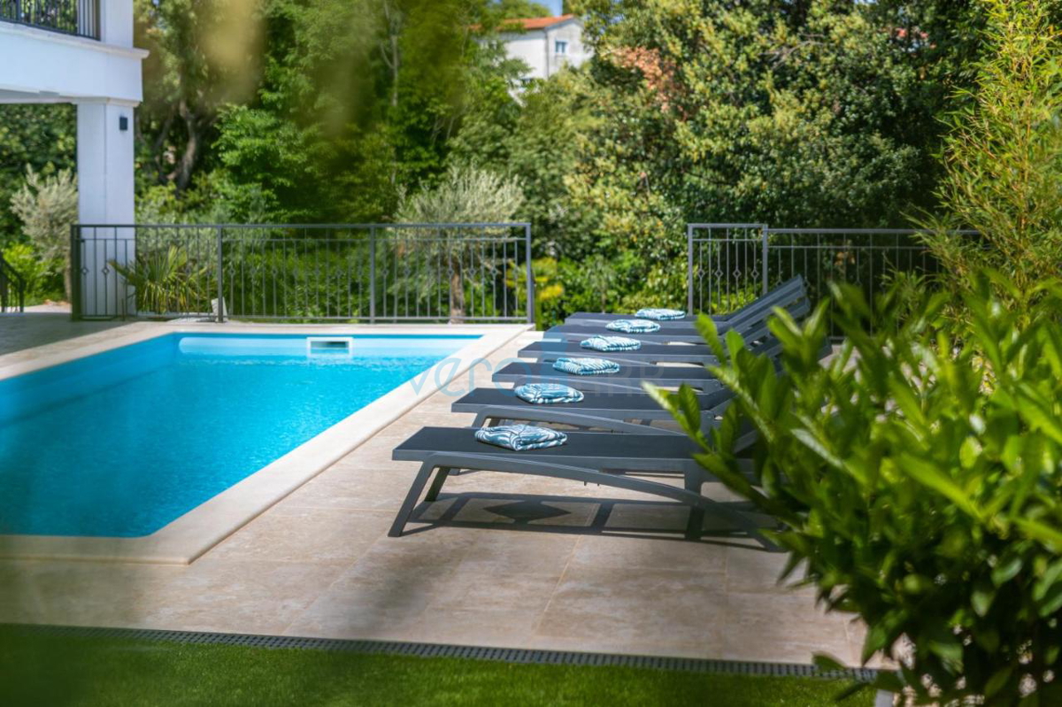 Mesto Krk, mediteranska vila z bazenom na odlični lokaciji, prodamo