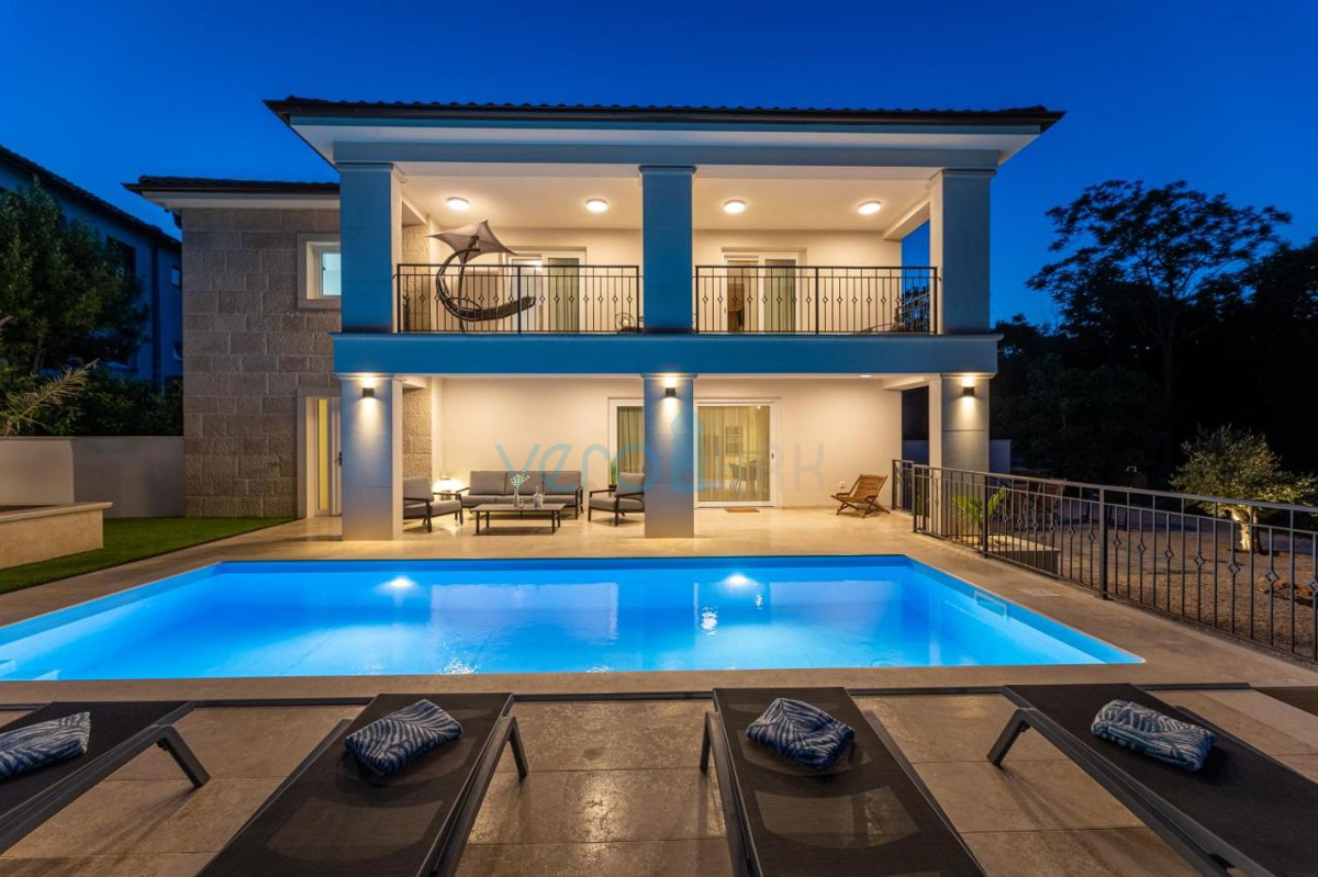 Mesto Krk, mediteranska vila z bazenom na odlični lokaciji, prodamo
