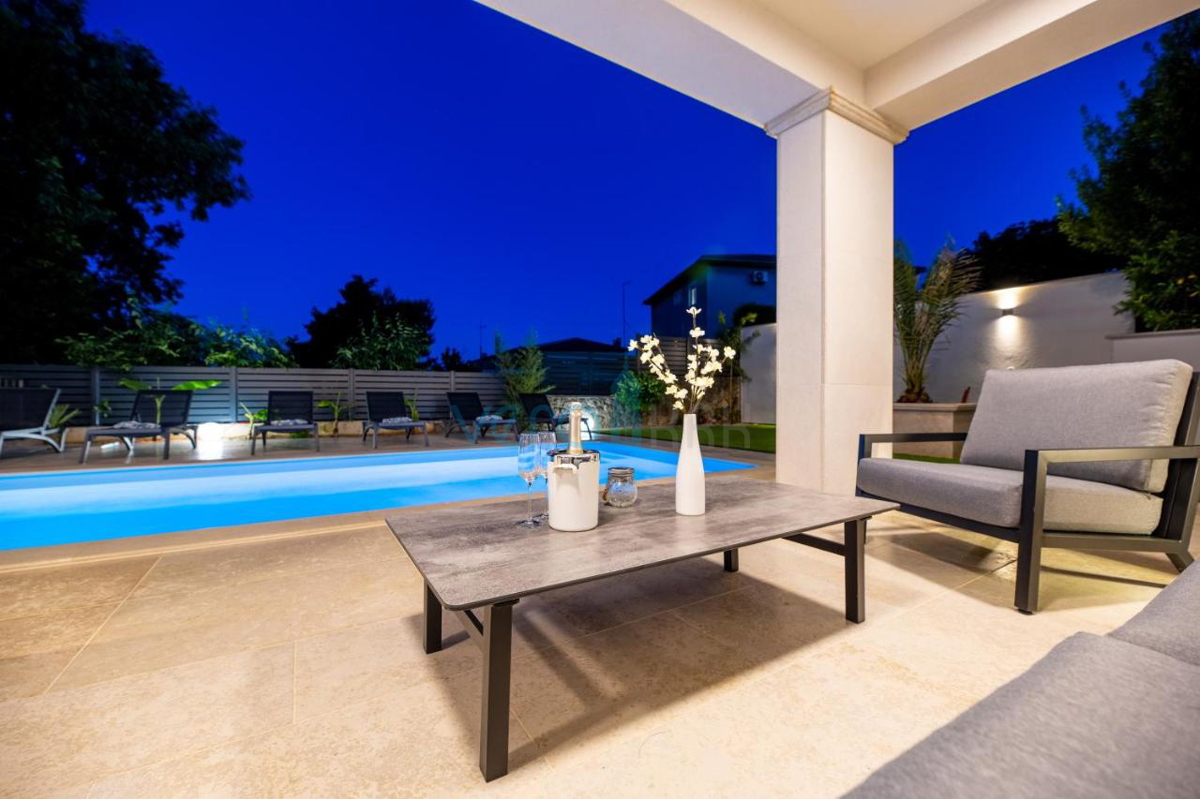 Mesto Krk, mediteranska vila z bazenom na odlični lokaciji, prodamo