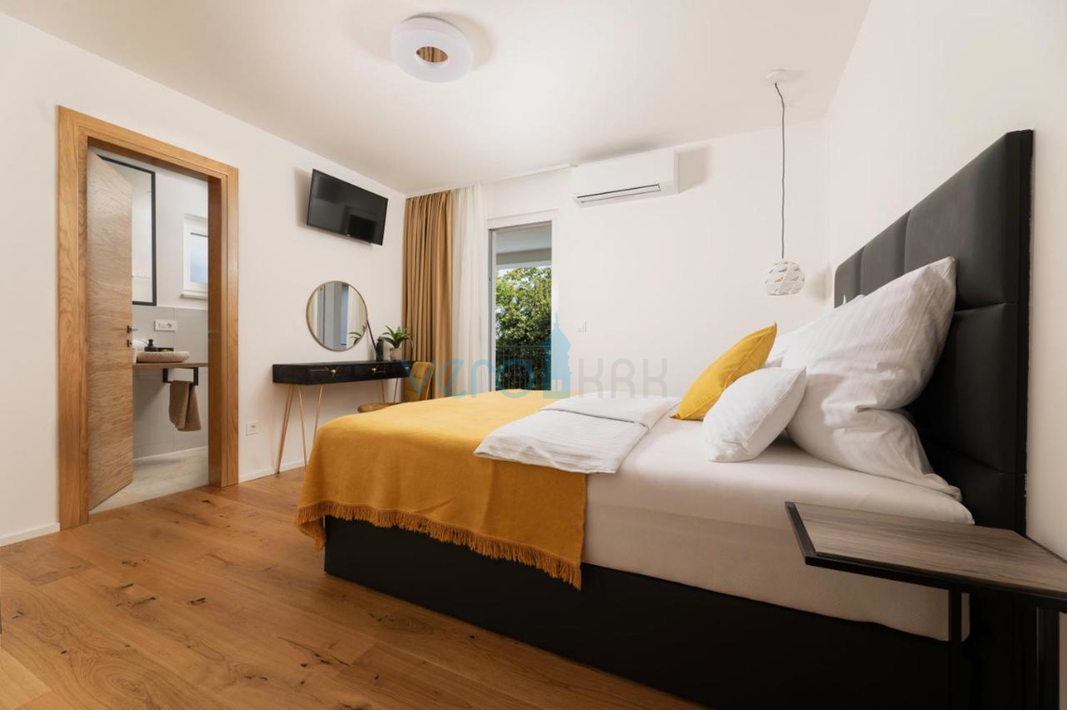 Mesto Krk, mediteranska vila z bazenom na odlični lokaciji, prodamo