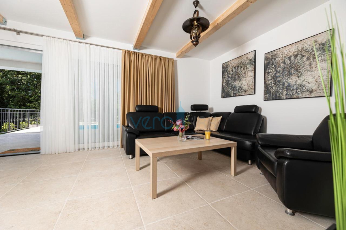 Mesto Krk, mediteranska vila z bazenom na odlični lokaciji, prodamo