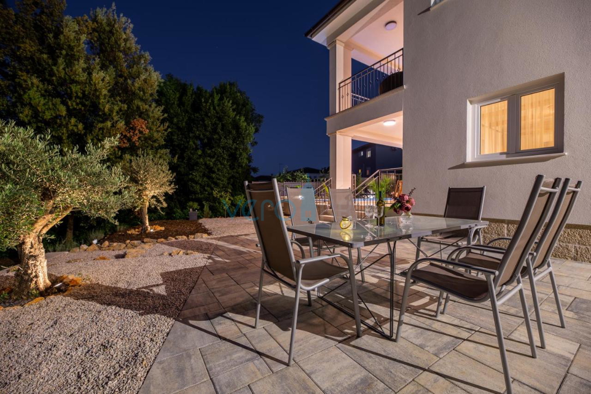 Mesto Krk, mediteranska vila z bazenom na odlični lokaciji, prodamo