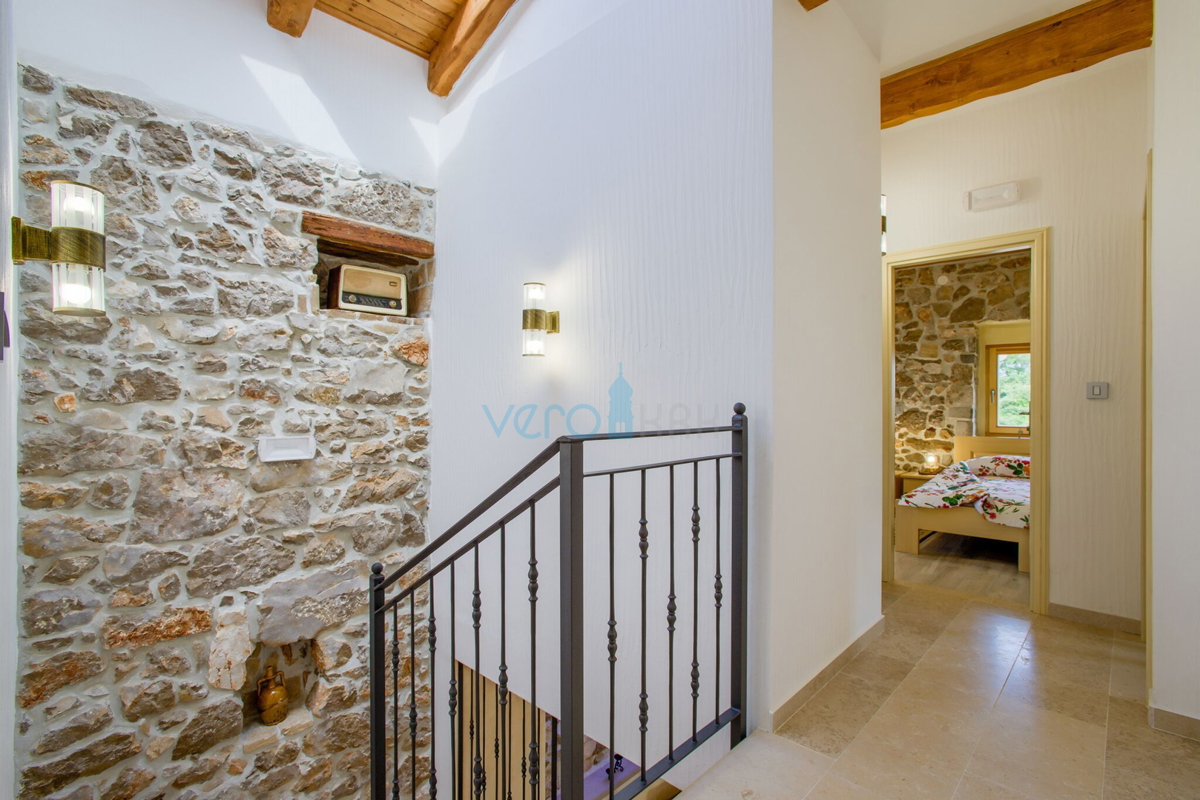 Otok Krk, Vrbnik, širše območje - prodamo samostojno hišo z bazenom, vrt 700m2