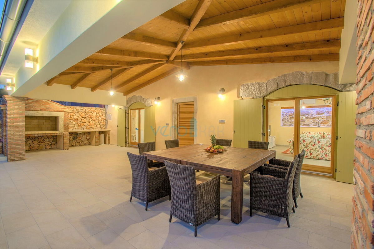 Otok Krk, Vrbnik, širše območje - prodamo samostojno hišo z bazenom, vrt 700m2