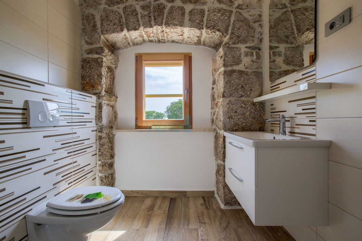 Otok Krk, Vrbnik, širše območje - prodamo samostojno hišo z bazenom, vrt 700m2