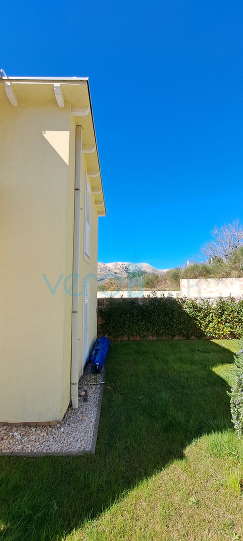 Baška, okolica, novejša dvojna hiša z bazenom in pogledom na morje, prodaja