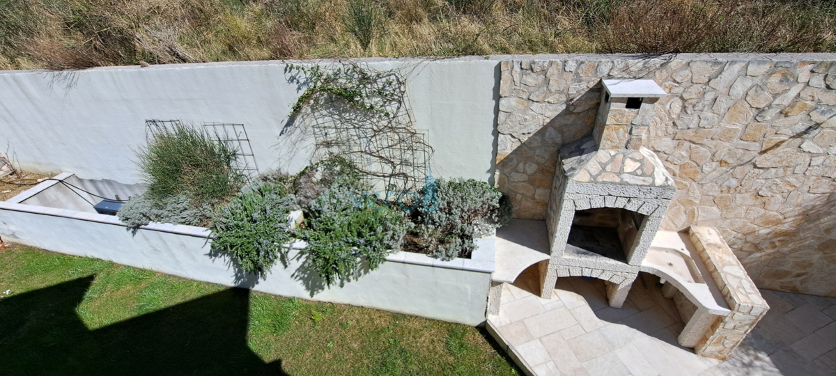 Baška, okolica, novejša dvojna hiša z bazenom in pogledom na morje, prodaja