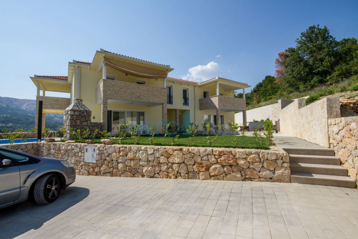 Baška, okolica, novejša dvojna hiša z bazenom in pogledom na morje, prodaja