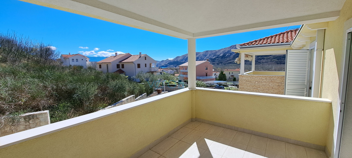 Baška, okolica, novejša dvojna hiša z bazenom in pogledom na morje, prodaja