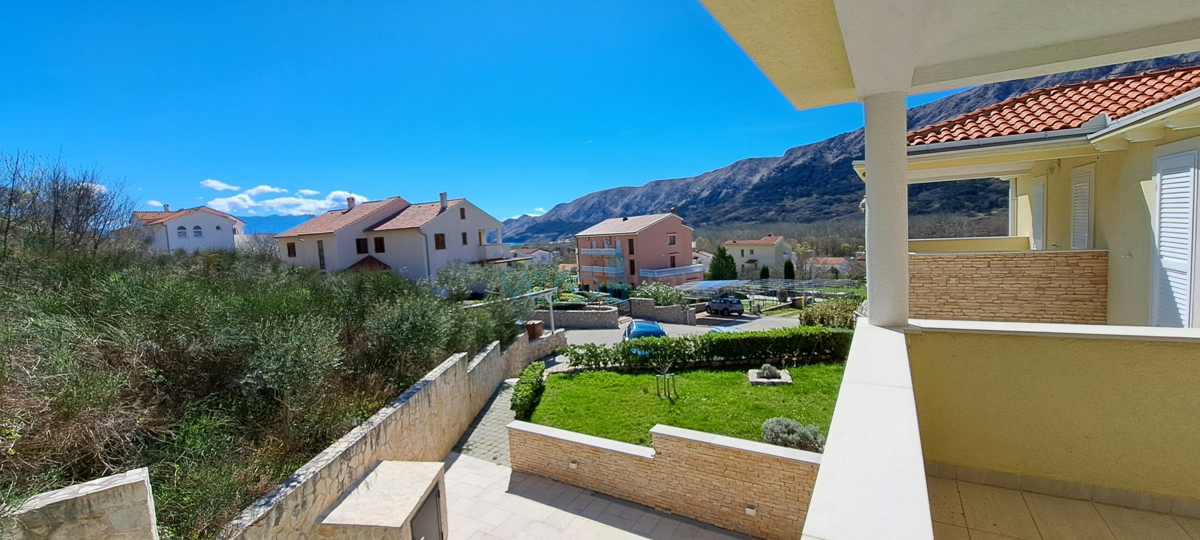 Baška, okolica, novejša dvojna hiša z bazenom in pogledom na morje, prodaja