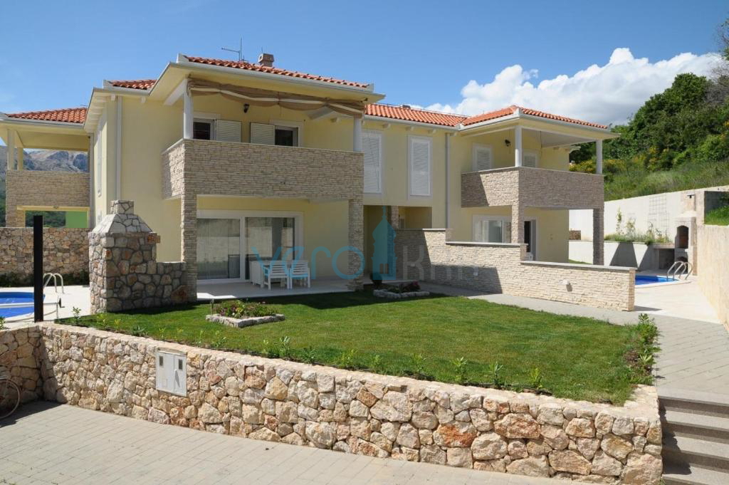 Baška, okolica, novejša dvojna hiša z bazenom in pogledom na morje, prodaja