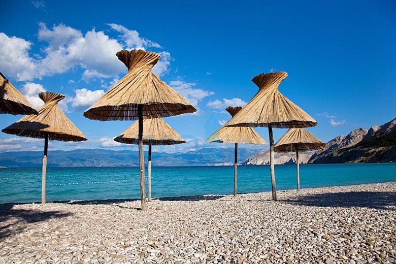 Baška, okolica, novejša dvojna hiša z bazenom in pogledom na morje, prodaja