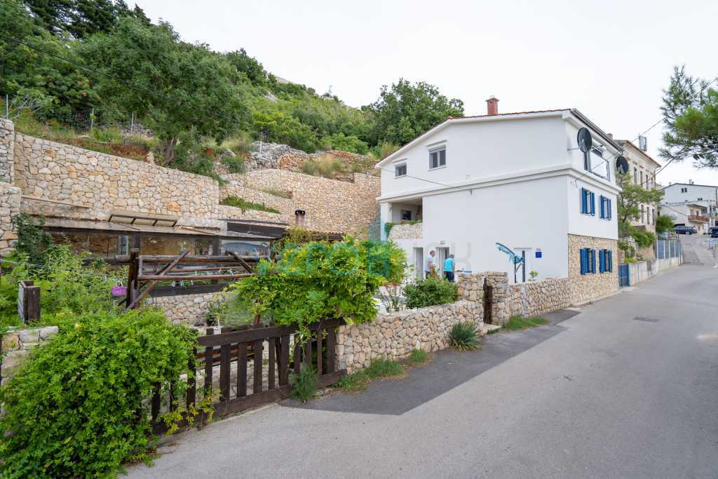 Otok Krk, Stara Baška, samostojna hiša, 4 apartmaji, odprt pogled na morje, prodamo