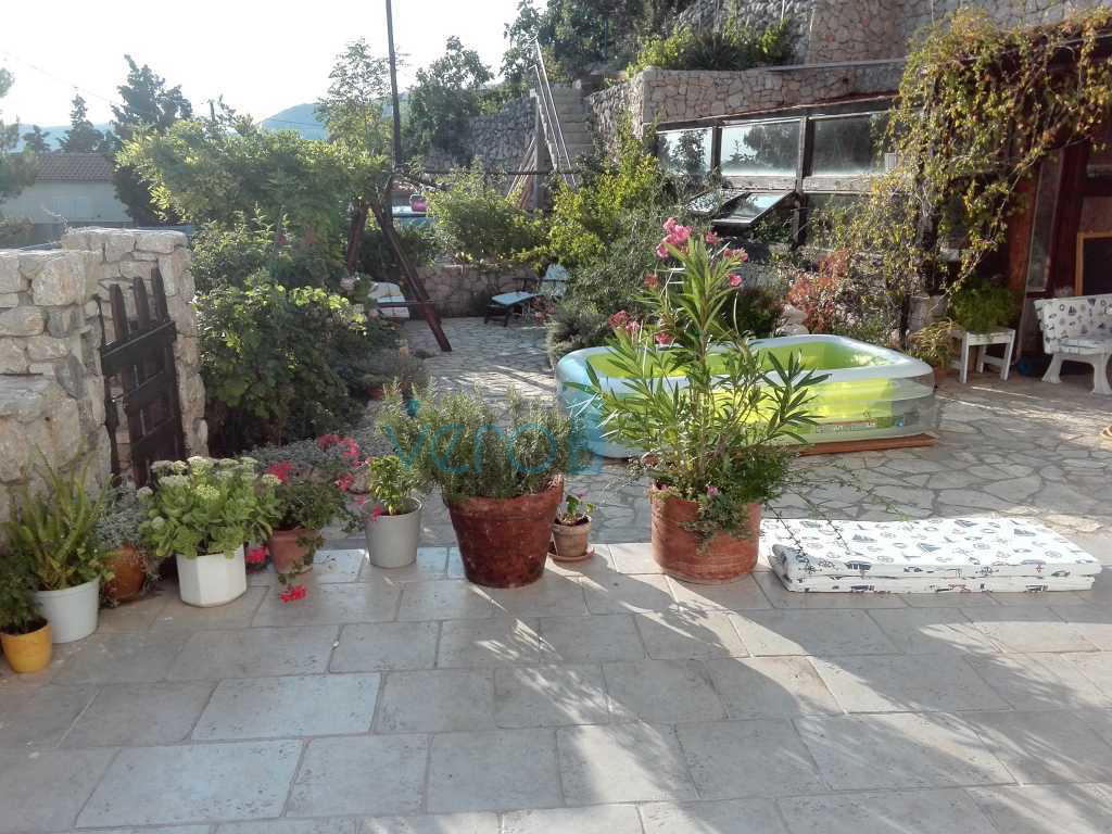 Otok Krk, Stara Baška, samostojna hiša, 4 apartmaji, odprt pogled na morje, prodamo