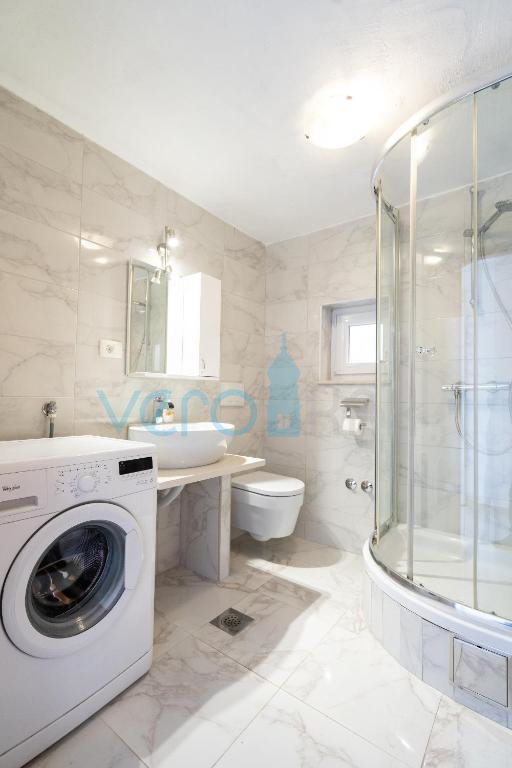 Otok Krk, Stara Baška, samostojna hiša, 4 apartmaji, odprt pogled na morje, prodamo
