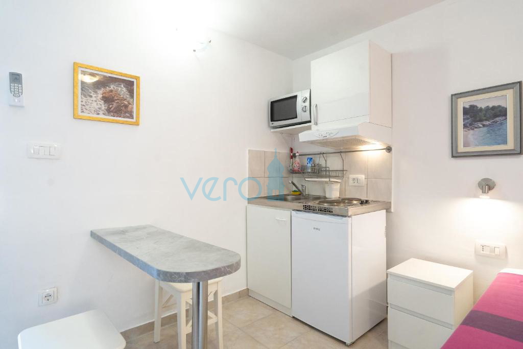 Otok Krk, Stara Baška, samostojna hiša, 4 apartmaji, odprt pogled na morje, prodamo