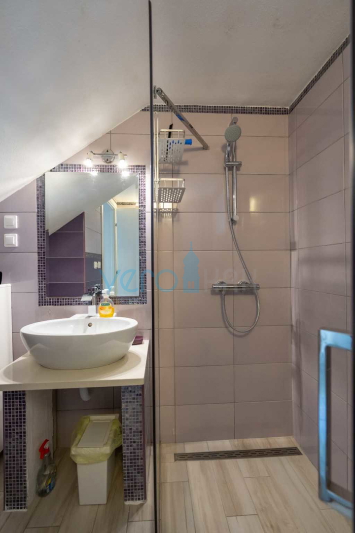 Otok Krk, Stara Baška, samostojna hiša, 4 apartmaji, odprt pogled na morje, prodamo