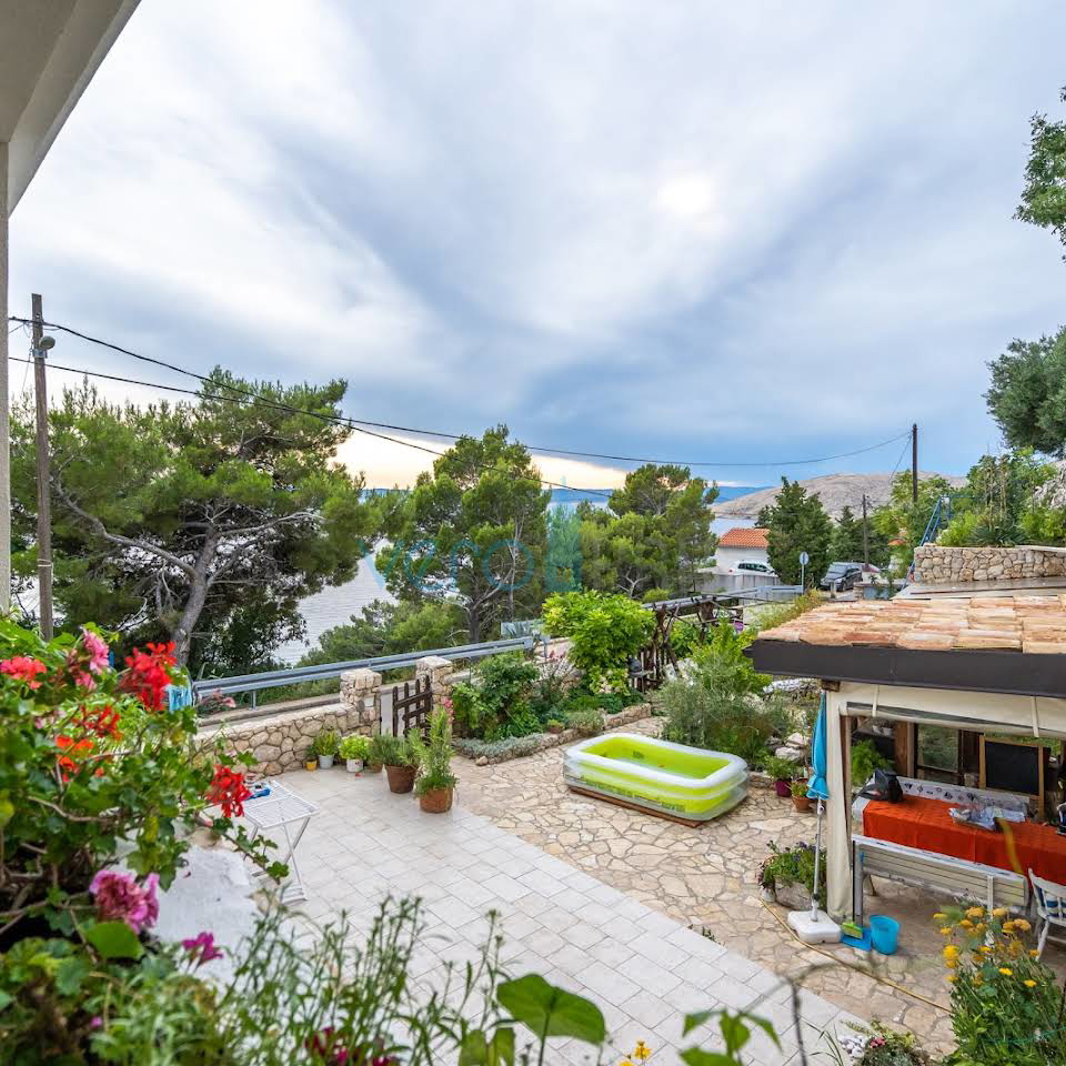 Otok Krk, Stara Baška, samostojna hiša, 4 apartmaji, odprt pogled na morje, prodamo
