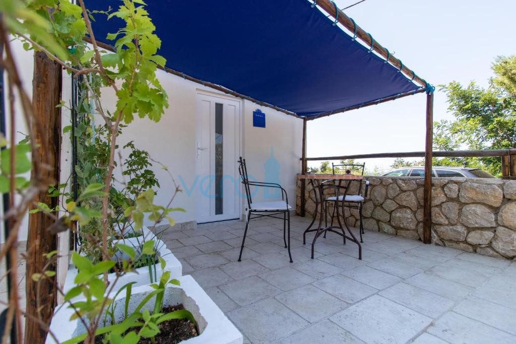 Otok Krk, Stara Baška, samostojna hiša, 4 apartmaji, odprt pogled na morje, prodamo