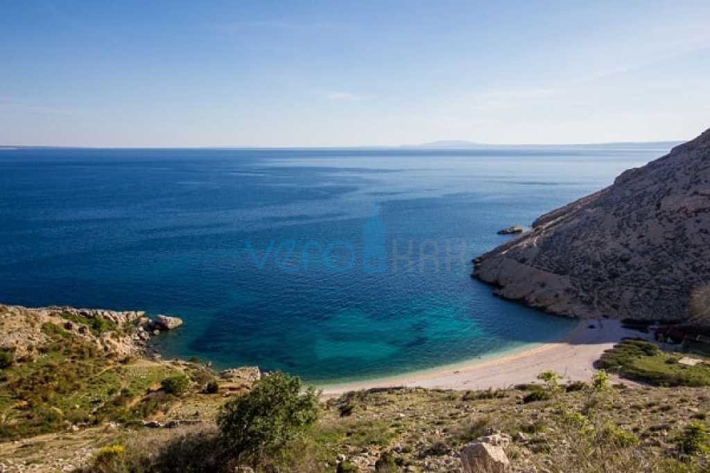 Otok Krk, Stara Baška, samostojna hiša, 4 apartmaji, odprt pogled na morje, prodamo