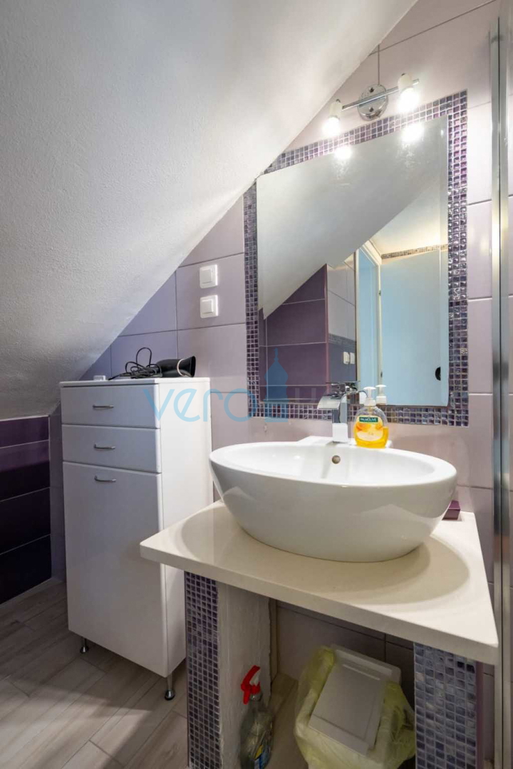 Otok Krk, Stara Baška, samostojna hiša, 4 apartmaji, odprt pogled na morje, prodamo