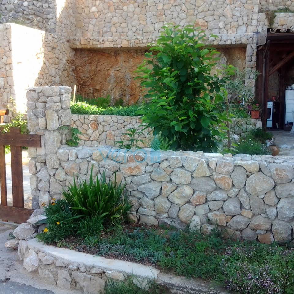 Otok Krk, Stara Baška, samostojna hiša, 4 apartmaji, odprt pogled na morje, prodamo