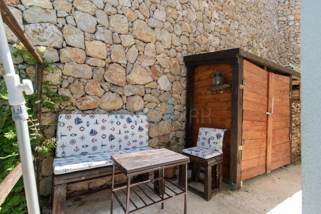 Otok Krk, Stara Baška, samostojna hiša, 4 apartmaji, odprt pogled na morje, prodamo