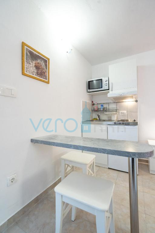 Otok Krk, Stara Baška, samostojna hiša, 4 apartmaji, odprt pogled na morje, prodamo