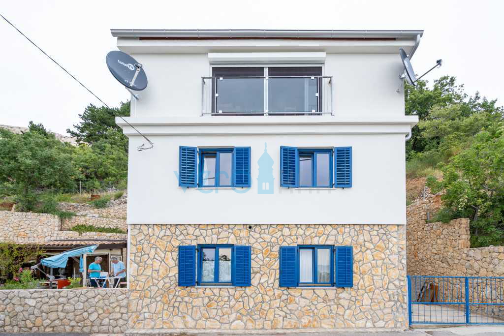 Otok Krk, Stara Baška, samostojna hiša, 4 apartmaji, odprt pogled na morje, prodamo