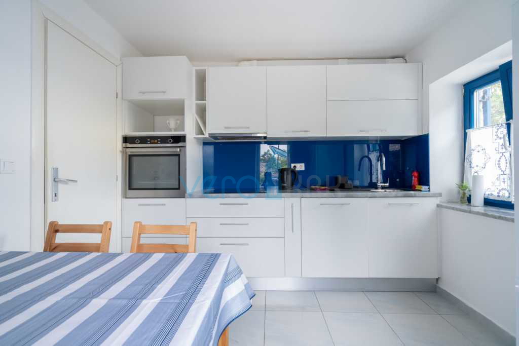 Otok Krk, Stara Baška, samostojna hiša, 4 apartmaji, odprt pogled na morje, prodamo