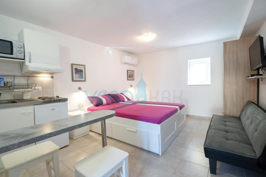 Otok Krk, Stara Baška, samostojna hiša, 4 apartmaji, odprt pogled na morje, prodamo