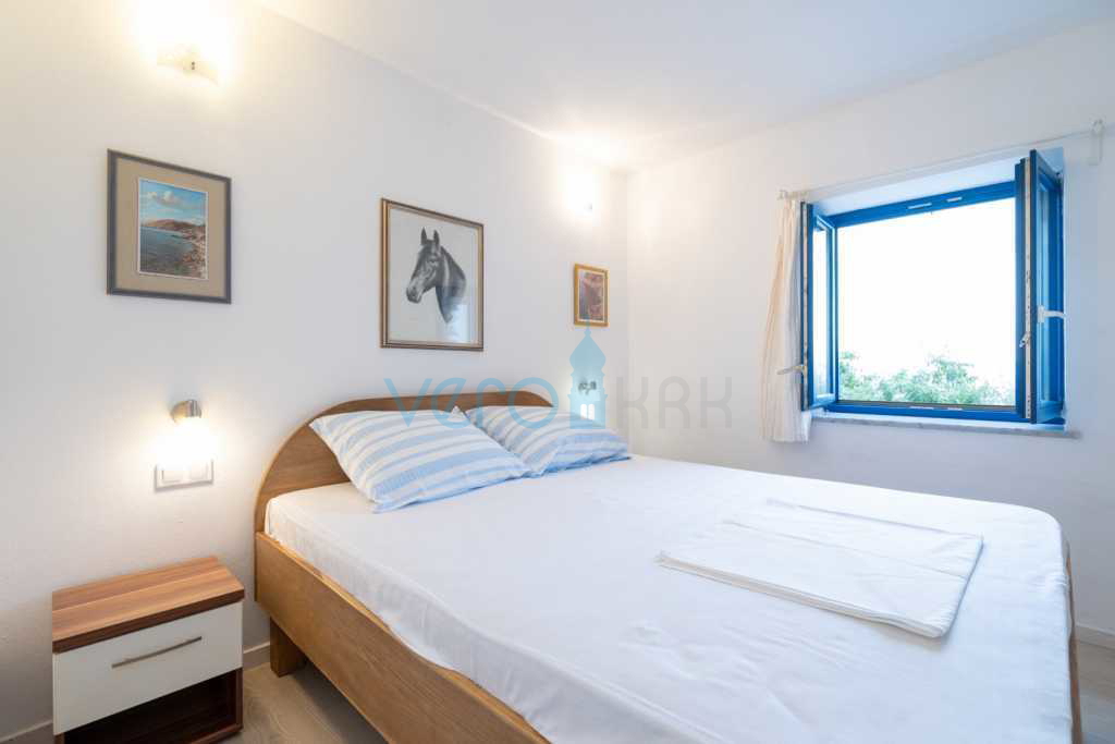 Otok Krk, Stara Baška, samostojna hiša, 4 apartmaji, odprt pogled na morje, prodamo