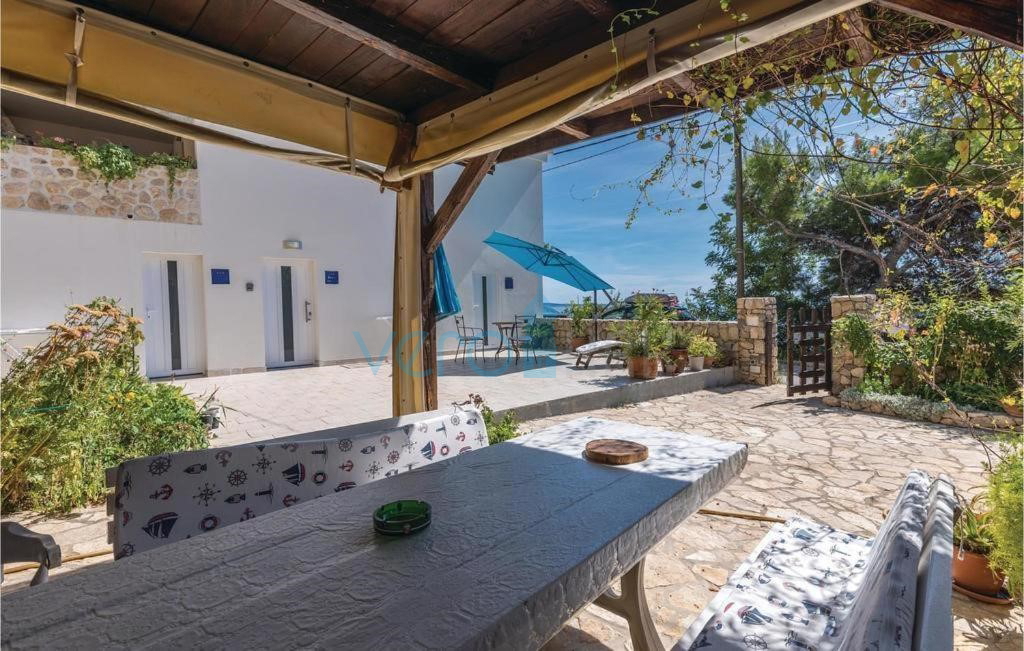 Otok Krk, Stara Baška, samostojna hiša, 4 apartmaji, odprt pogled na morje, prodamo
