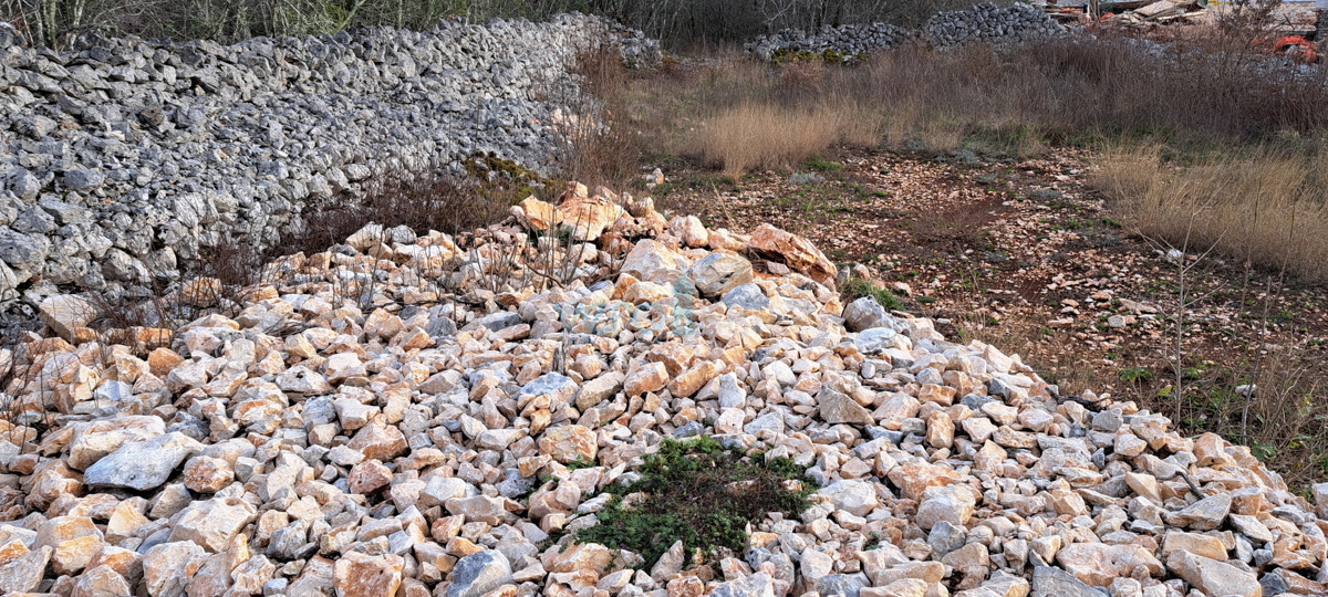 Malinska, gradbeno zemljišče 851 m2 z razgledom na morje, prodaja