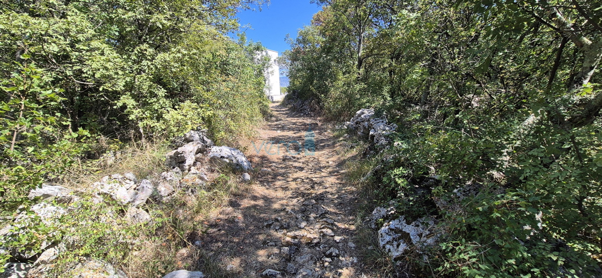 Otok Krk, Omišalj, zemljišče 821 m2 blizu središča mesta, prodaja