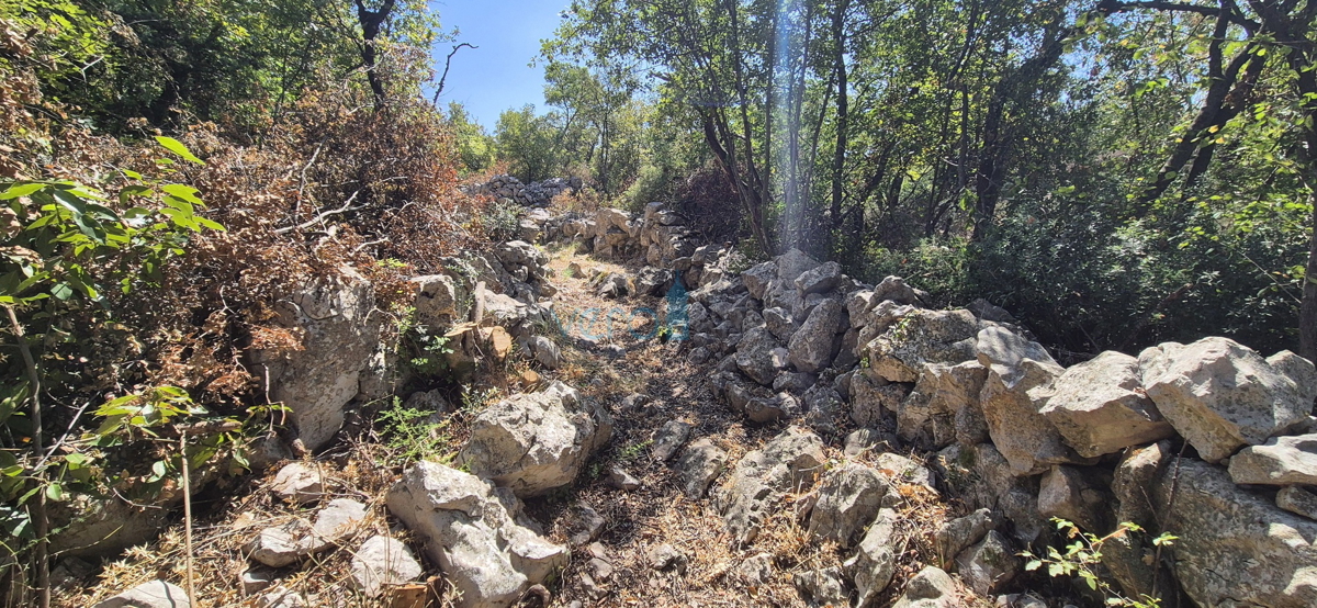 Otok Krk, Omišalj, zemljišče 821 m2 blizu središča mesta, prodaja