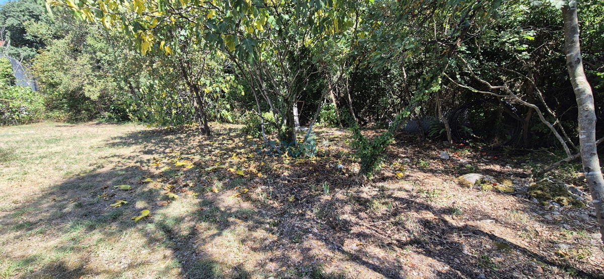 Otok Krk, Omišalj, zemljišče 821 m2 blizu središča mesta, prodaja