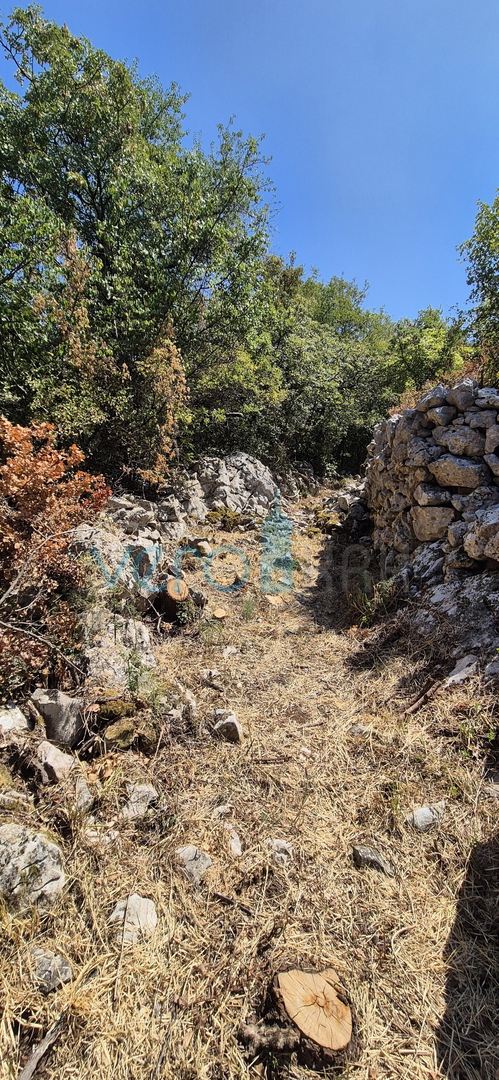 Otok Krk, Omišalj, zemljišče 821 m2 blizu središča mesta, prodaja