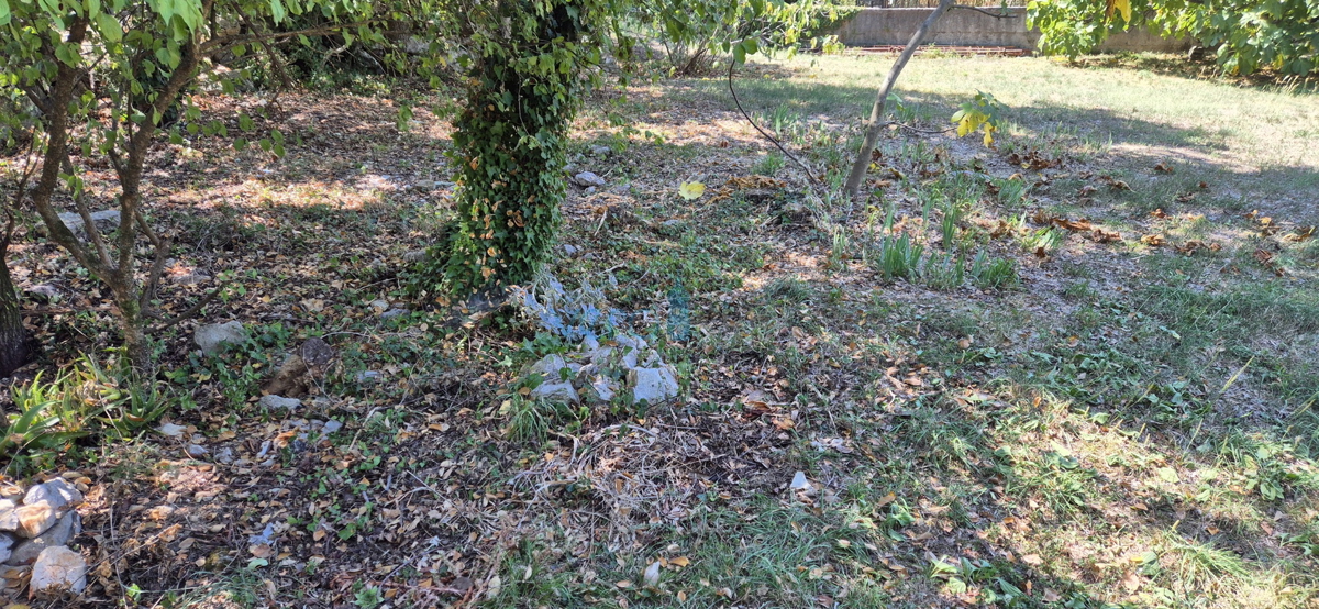 Otok Krk, Omišalj, zemljišče 821 m2 blizu središča mesta, prodaja