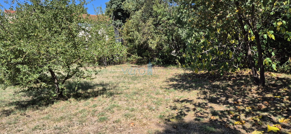 Otok Krk, Omišalj, zemljišče 821 m2 blizu središča mesta, prodaja