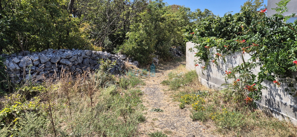 Otok Krk, Omišalj, zemljišče 821 m2 blizu središča mesta, prodaja