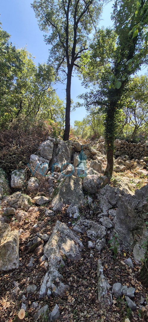 Otok Krk, Omišalj, zemljišče 821 m2 blizu središča mesta, prodaja