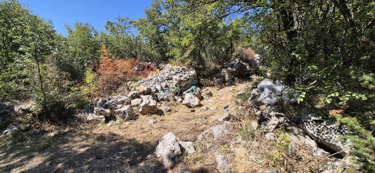 Otok Krk, Omišalj, zemljišče 821 m2 blizu središča mesta, prodaja