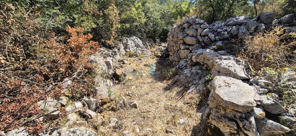 Otok Krk, Omišalj, zemljišče 821 m2 blizu središča mesta, prodaja