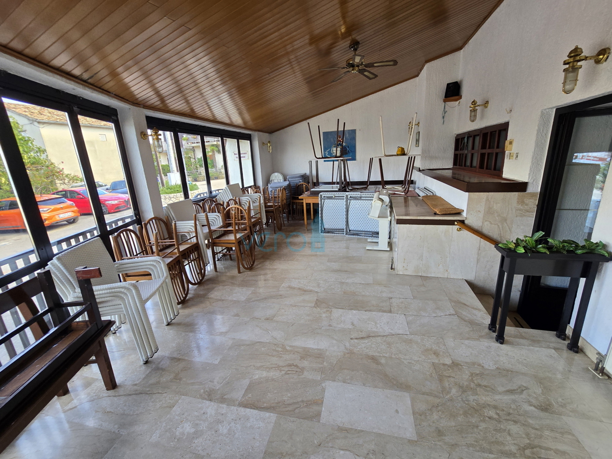 Dobrinj, Klimno, Restavracija v prvi vrsti do morja (10m), najem