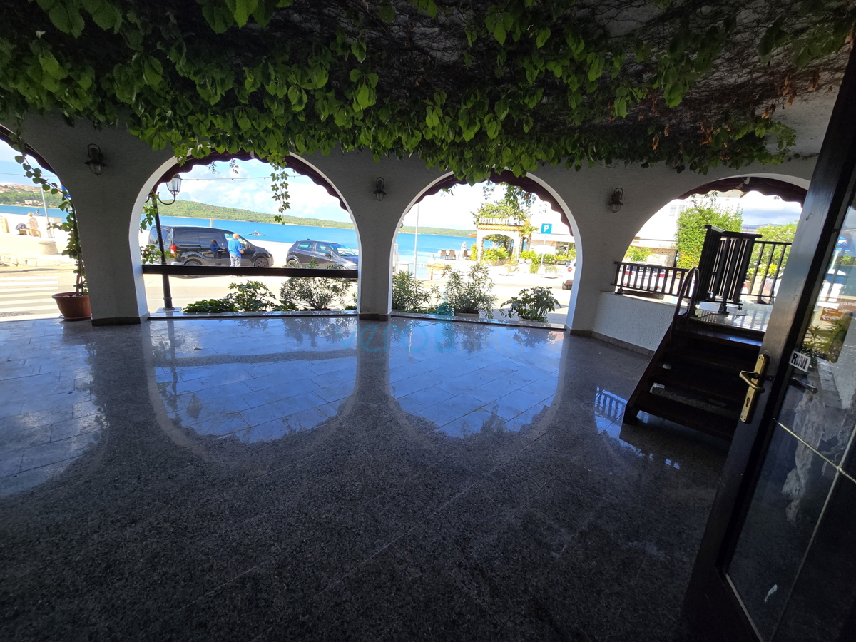 Dobrinj, Klimno, Restavracija v prvi vrsti do morja (10m), najem