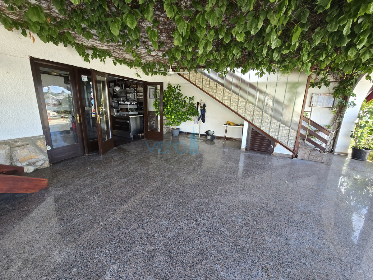 Dobrinj, Klimno, Restavracija v prvi vrsti do morja (10m), najem