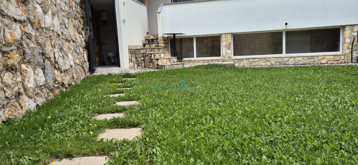Mesto Krk, dvosobno stanovanje v pritličju, zemljišče 103 m2, prodaja